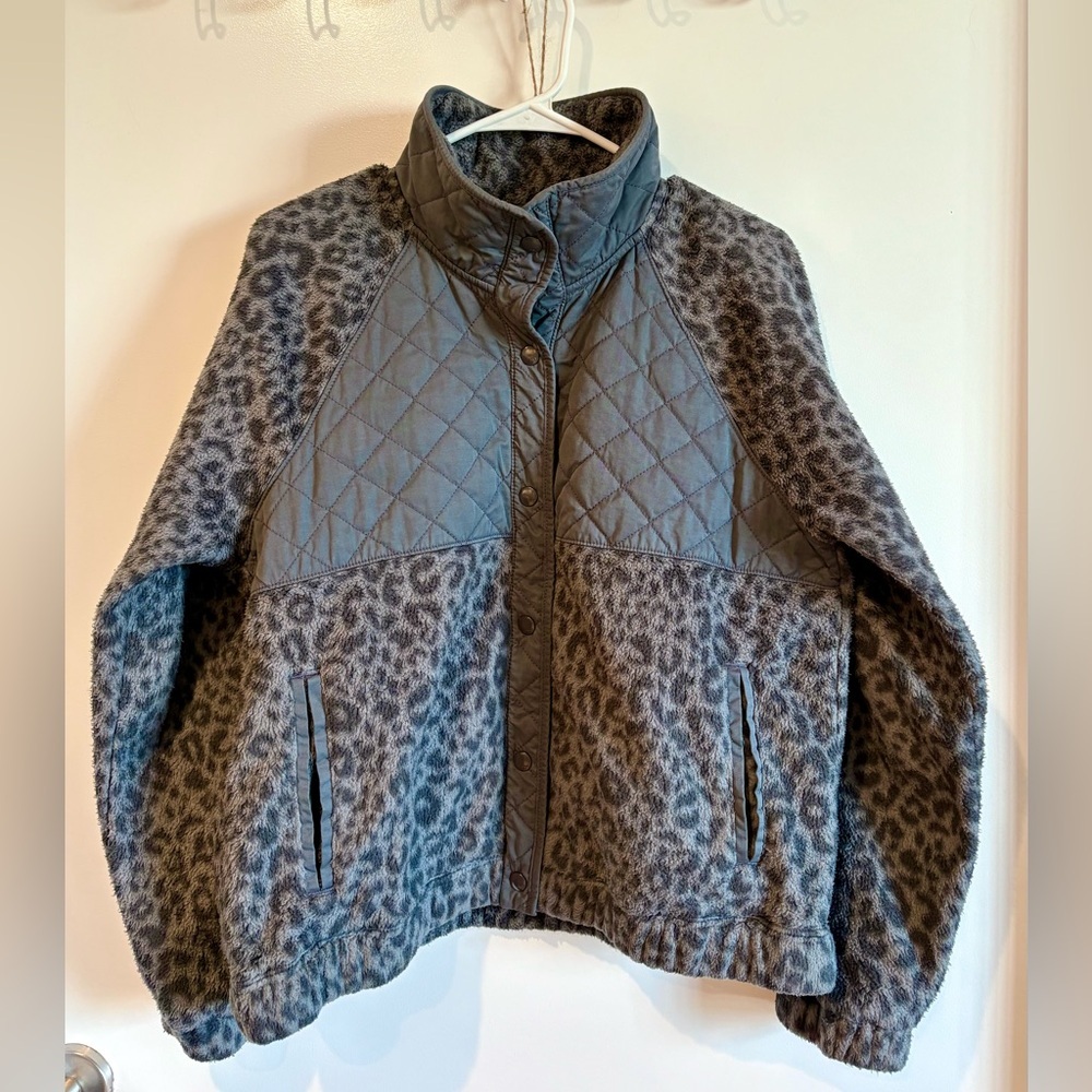 NWOT Abercrombie & Fitch Quilted Leopard Snap Button Fleece in CHARCOAL GREY